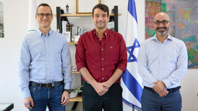 מימין: רועי תומר, ראש העירייה כוכבי ורן היילפרן