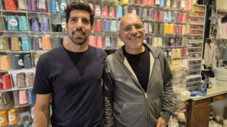 חנן ורועי קמנמן בחנות בעיר העתיקה בבאר שבע