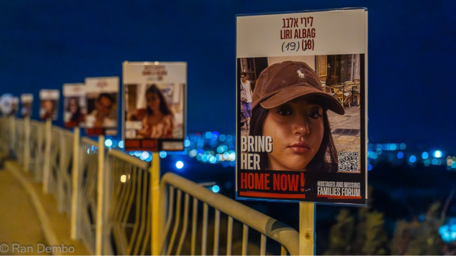 שלטי החטופים והחטופות שנתלו בחיפה