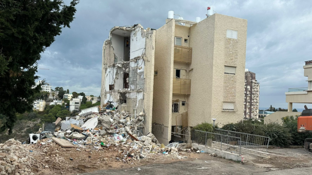 הבניין שנפגע בחיפה. הריסתו כבר החלה