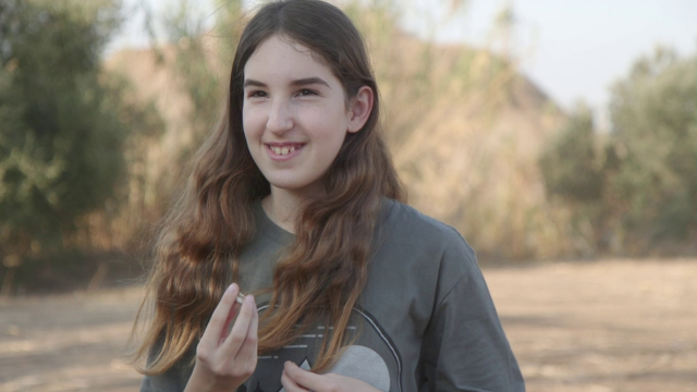 הקמיע שעליו סימן העקרב בידה של דפנה פילשטיינר בת ה-12