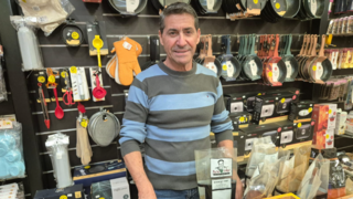 אבינועם מימון בחנות בבאר שבע