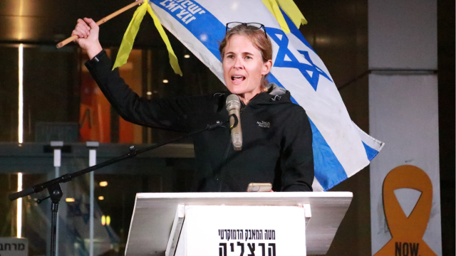 שקמה ברסלר בהפגנה