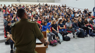סא"ל רן כנען עם התלמידים