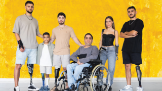עידן עם החברים המשתתפים בקמפיין