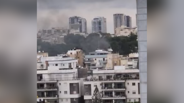 עשן שחור בפתח תקוה