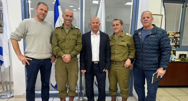 קציני חטיבת יזרעאלי וגדוד חרב שאול בפגישה בלשכתו של ראש העיר אבי אלקבץ