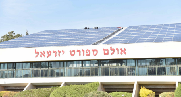 מערכת סולארית על גג אולם הכדורסל במזרע