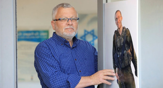 ד"ר שי חנניה עם תמונת בנו יאיר ז"ל