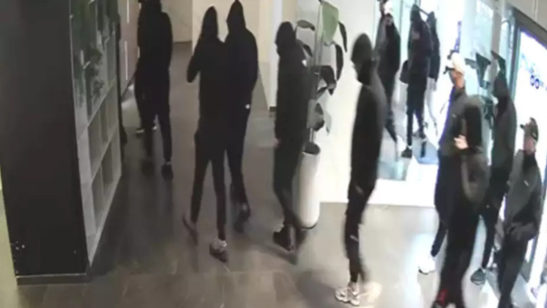 רעולי הפנים נכנסים לבניין המגורים בקרית ים