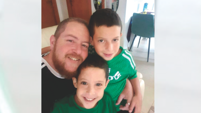 ישראלי עם ילדיו. "הם האוויר שלי"