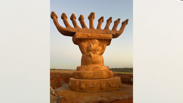 חנוכיית שמע ישראל הגדולה בעולם. הוצבה מול בית העלמין ברחובות
