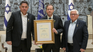 הנשיא עם בכירי המכללה