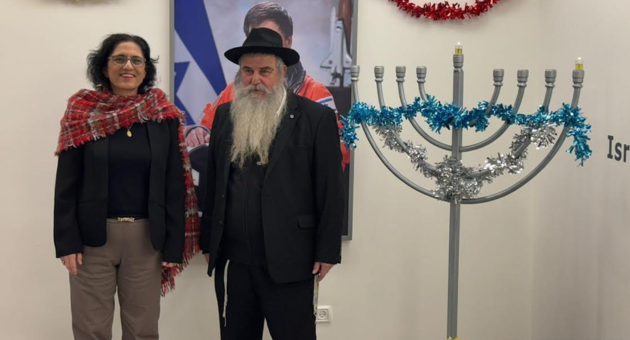 הרב דני לוי במצוות הדלקת נר ראשון של חנוכה במכללה