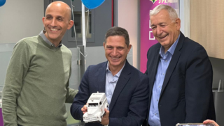 דנילוביץ', מור יוסף ופרננדס בחניכת סניף לאומית