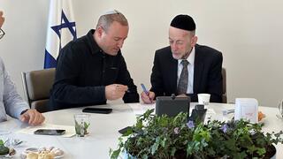סגן שר התחבורה ומחזיק תיק הרשות לפיתוח המגזר החרדי, ח"כ הרב אורי מקלב וראש העירייה מתן דיל