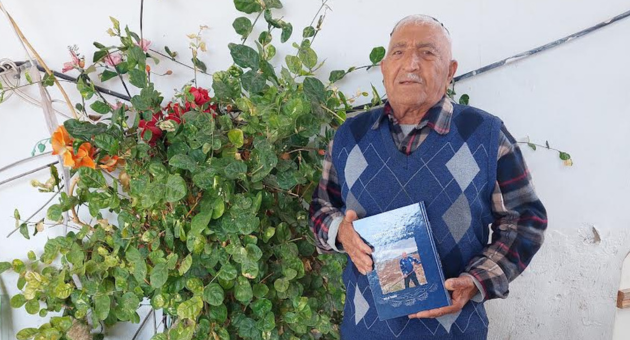 משה אביטלי עם הספר 'החלוץ מאספהאן'. מלח הארץ