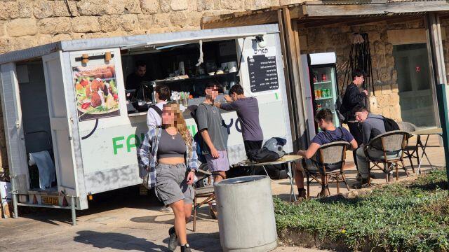 פודטראקים בנמל קיסריה