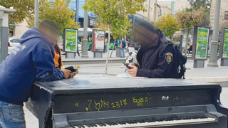 פקח מחלק דוח לתושב (למצולמים אין קשר לידיעה)