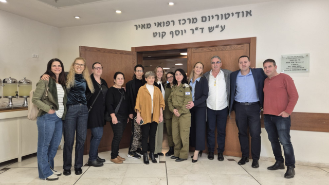 תלמידי מגמת הרפואה בתיכון אביב עם צוותי הרפואה בבית החולים מאיר