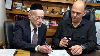 חותמים על ההסכם בבת ים