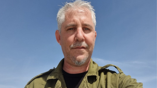 אמיר אבן טוב. "עסק במדים"