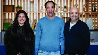אמציה קידר, אורן לב כהן והסטודנטית מאירה בלאושטיין. מלווים אותו  במסגרת הפרויקט עם האוניברסיטה