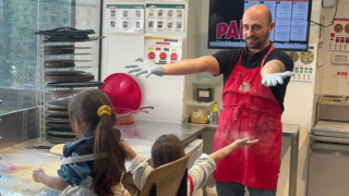מכינים פיצה בסניף הירושלמי של פאפא ג'ונס