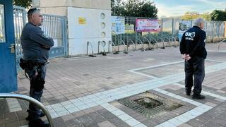 הפקחים בשטח בית הספר בראשון לציון
