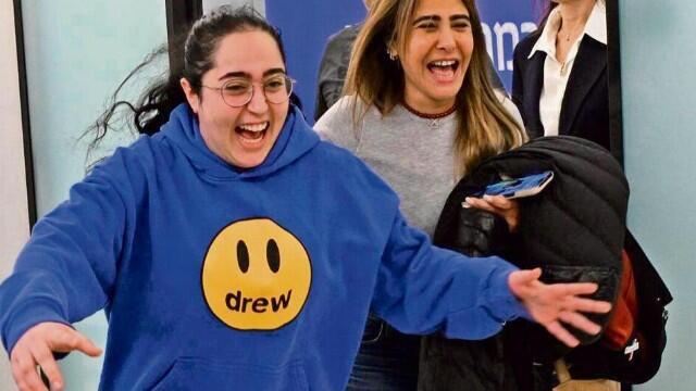 לירי אלבג בריצה לבני משפחתה