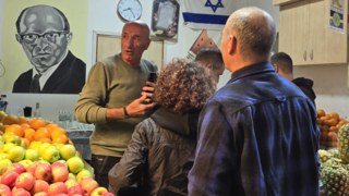 איוב לוי בשוק עם לקוחות