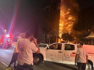  שריפה בבניין מגורים ברחוב שמחה הולצברג בבת ים
