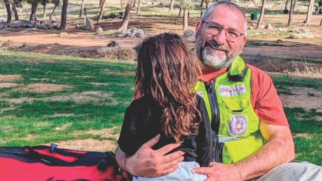 רותם עם האיש שהציל את חייה