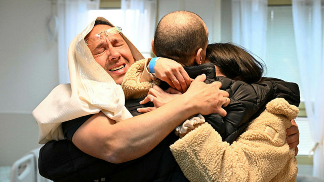 אלי שרעבי מתחבק עם המשפחה