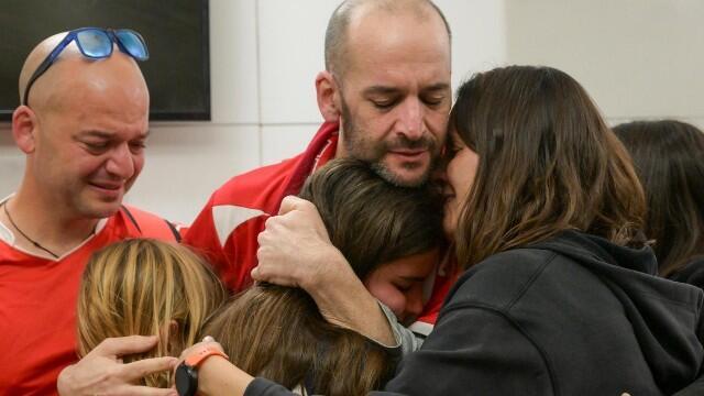 יאיר הורן במפגש מרגש עם בני משפחתו, עם הגעתו לבית החולים איכילוב