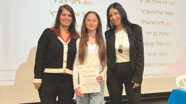 מנהלת החטיבה ליזה רכס, סגנית המנהלת סיגל זייתונה והתלמידה המצטיינת יובל קנטור