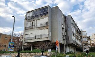  רוטשילד בת ים. "אפור, ישן ומתפורר"