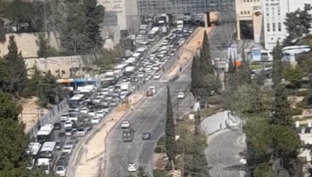 הפקק בכביש בגין