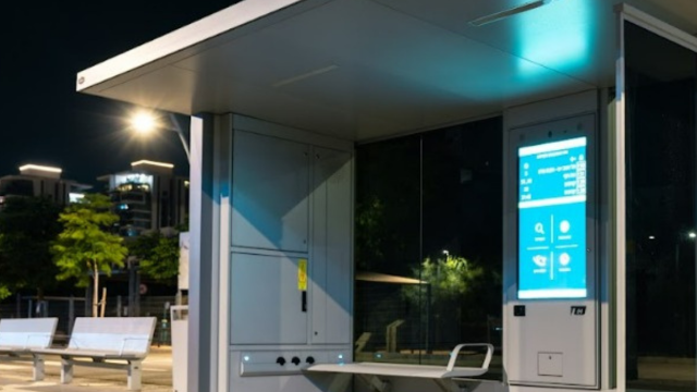 מסכים אינטראקטיביים בתחנות אוטובוס בכפר סבא