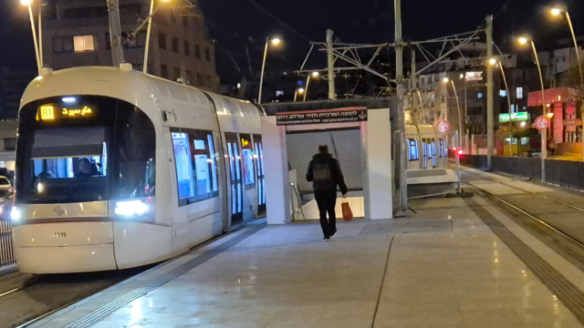 הכניסה אל המעבר התת קרקעי של הרכבת הקלה בפתח תקוה