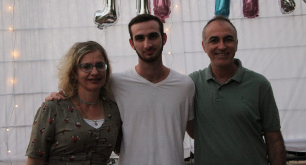 תומר ז"ל עם הוריו שרית ודוד חי 