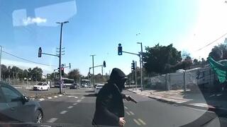 שוד באמצע הכביש בחולון 