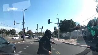 שוד באמצע הכביש בחולון 
