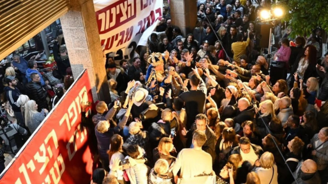 המוני אנשים בפתיחת סופר הצינור בראשון לציון
