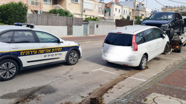 גוררים מכוניות נטושות בקרית ים