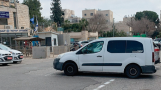 רכבים מוגנים מדוח ליד תחנת המשטרה