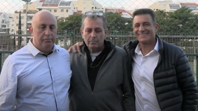 מימין: ציבי אלון, עזרא גיגי ושייע