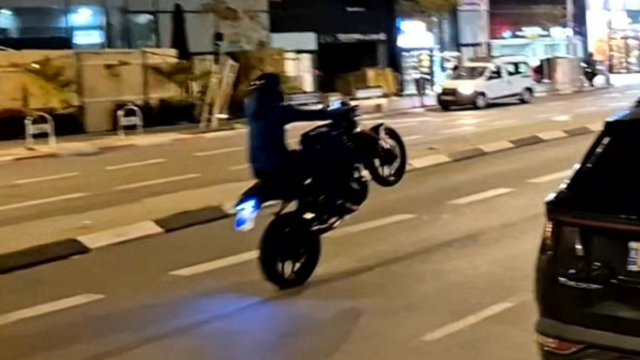 אופנוען מרים גלגל בפתח תקוה