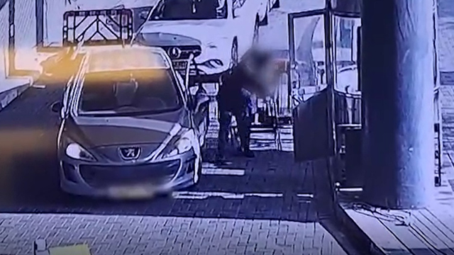 תיעוד התקיפה בכניסה לקניון בכפר סבא
