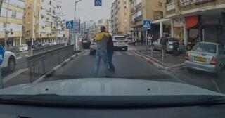 קטטה באמצע הכביש ברחוב בלפור בבת ים